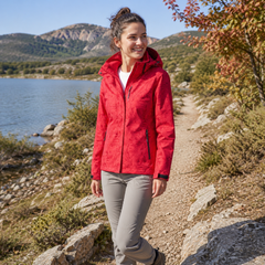 Veste femme rouge à capuche, fermeture zippée et poche poitrine, au bord d'un lac