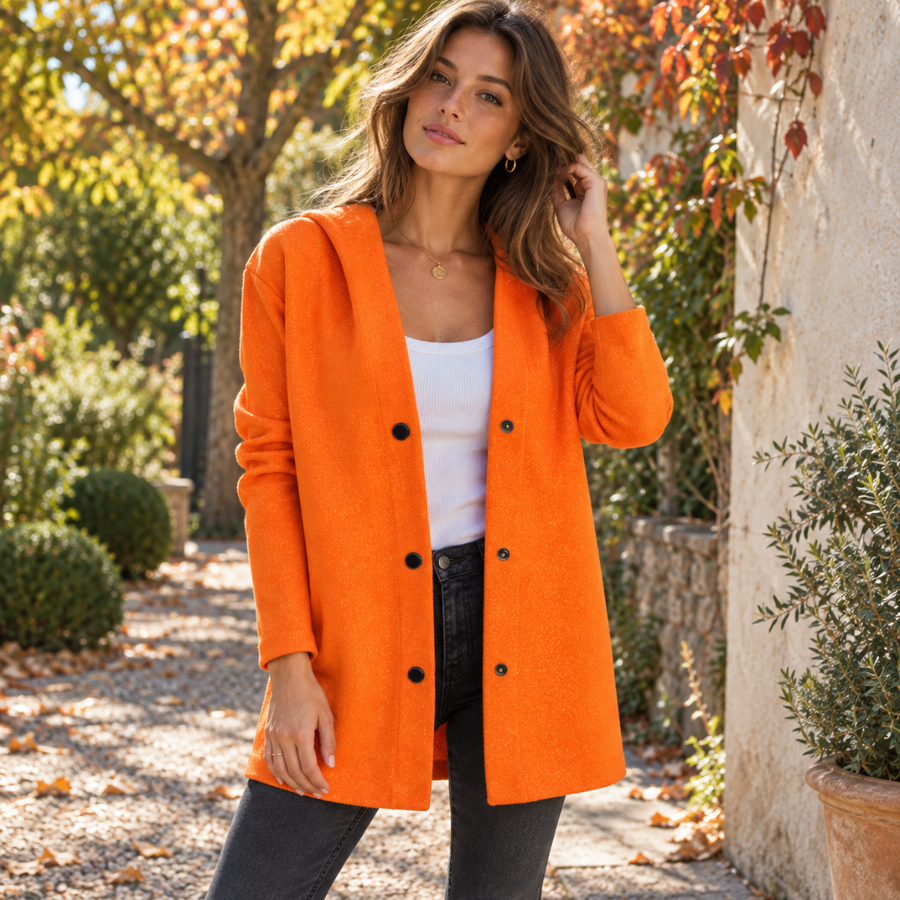 Veste à capuche femme orange portée ouverte sur un débardeur blanc