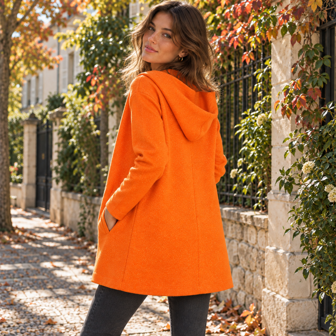Dos de la veste orange montrant la capuche et les coutures apparentes