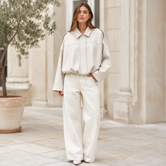 Veste bomber oversize blanche à col chemise portée avec pantalon large écru