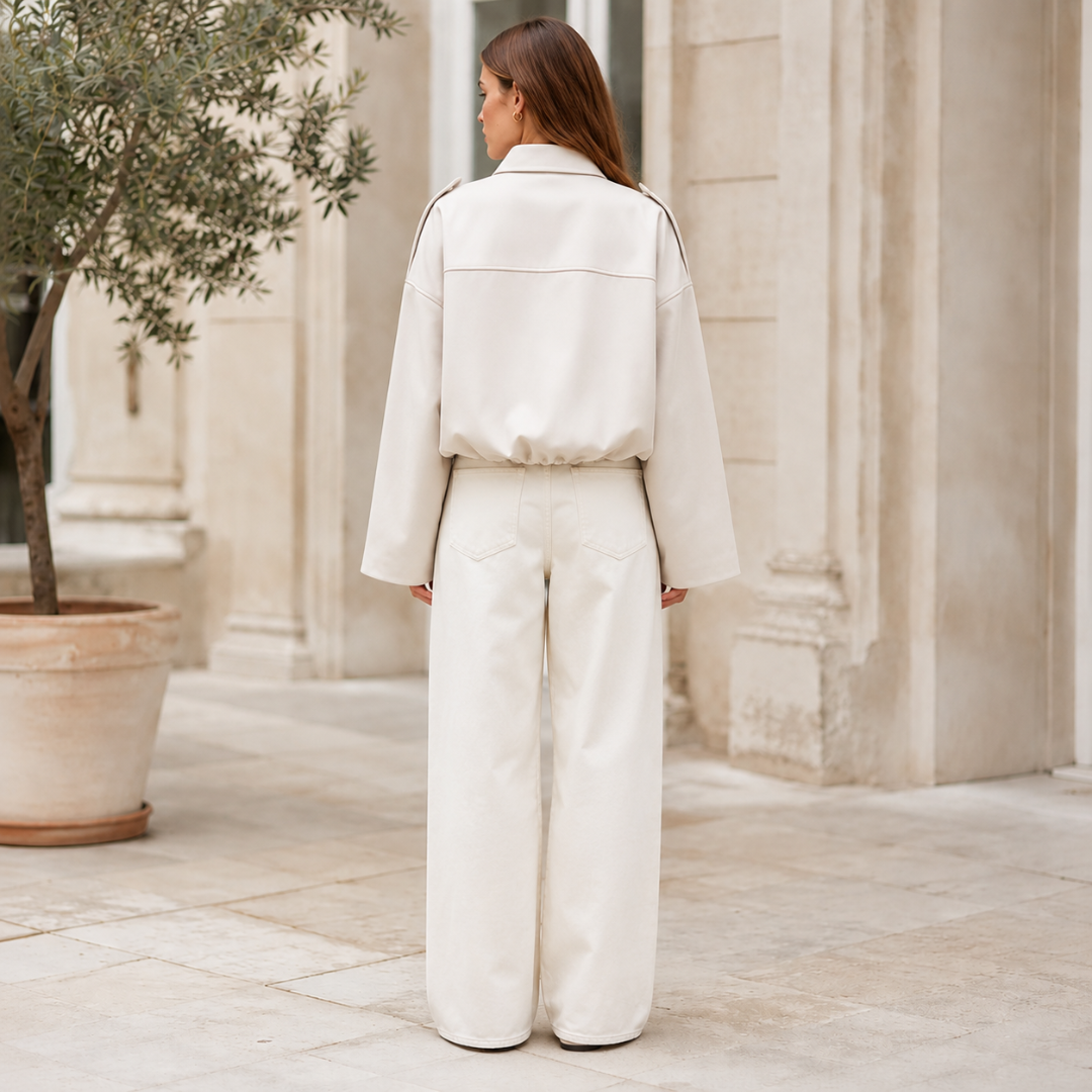 Dos d'une veste bomber blanche oversize avec découpe horizontale et épaules tombantes
