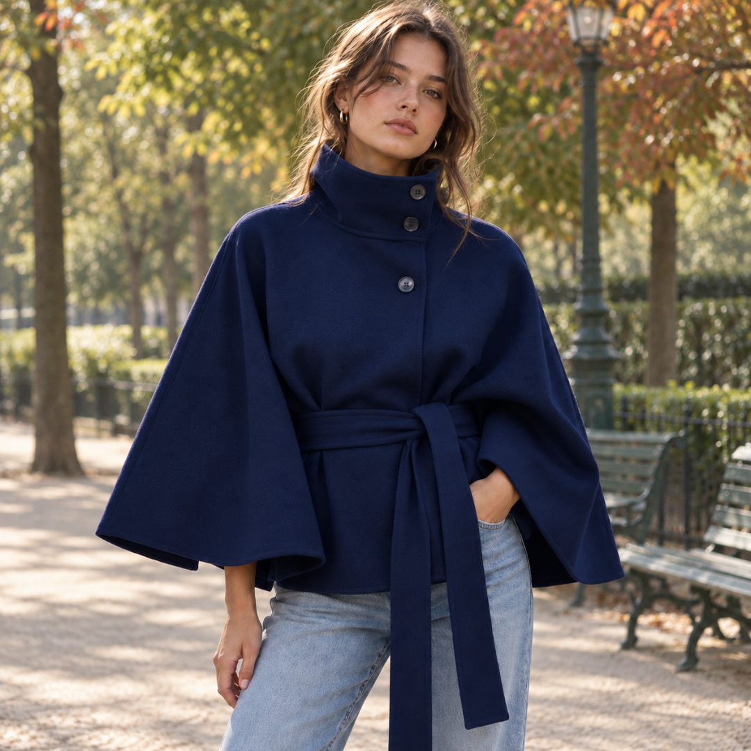 Veste cape femme bleu marine boutonnée au col, ceinture nouée à la taille