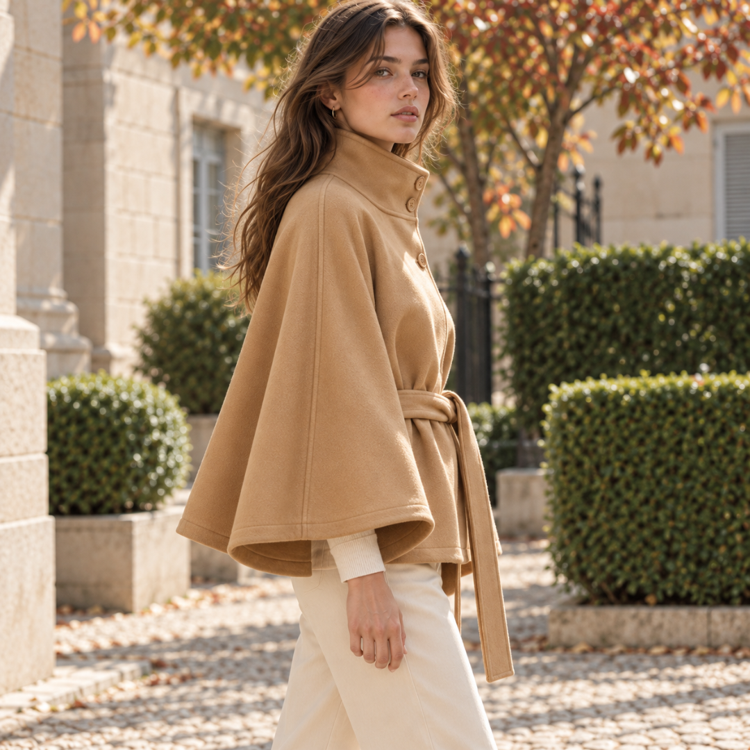 Profil de la veste cape femme kaki avec manche cape ample et col relevé