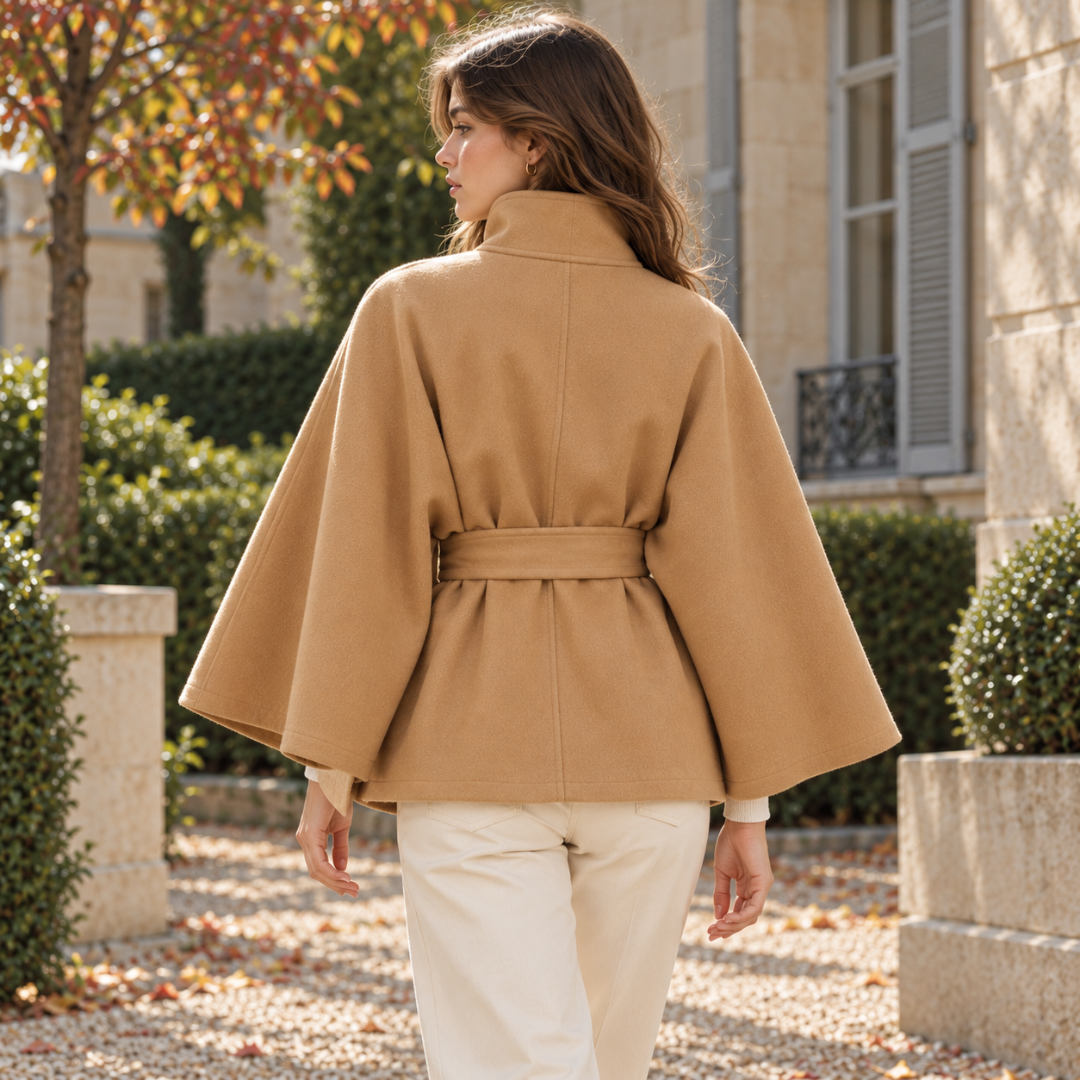 Dos de la veste cape kaki avec ceinture nouée et couture centrale verticale