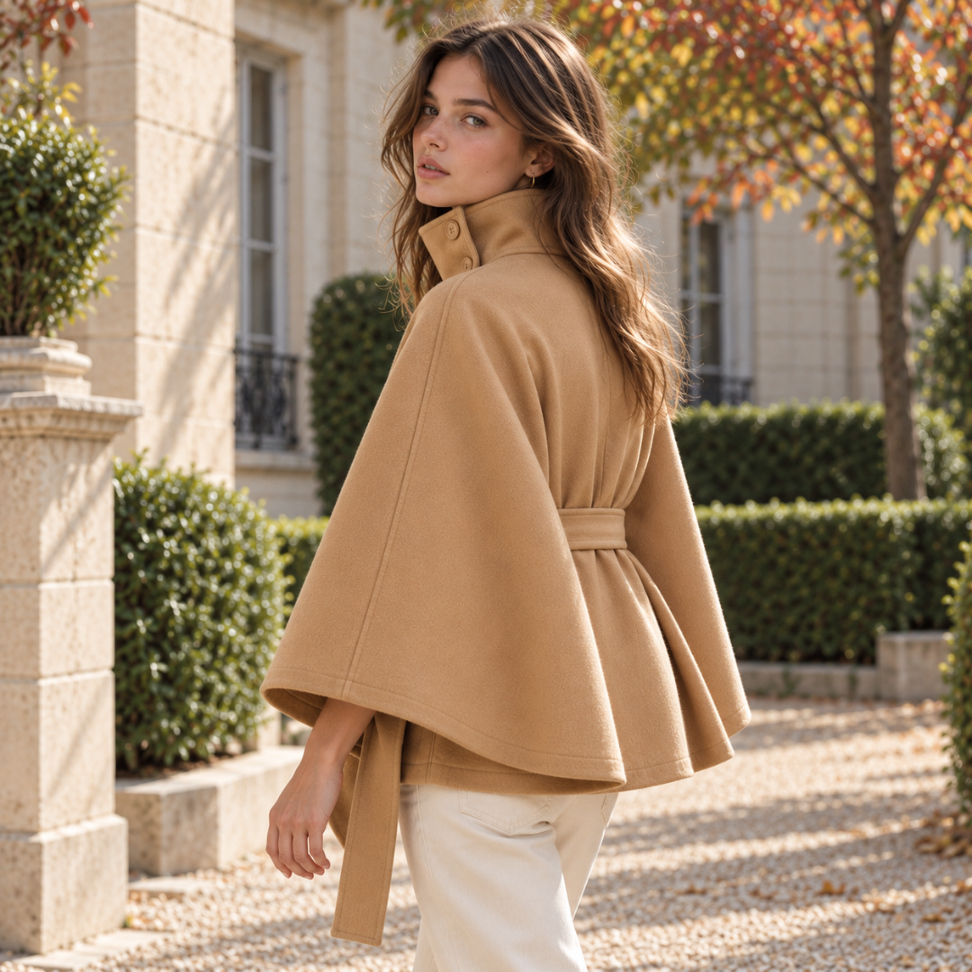 Veste cape femme kaki vue de dos, bas évasé et col montant boutonné