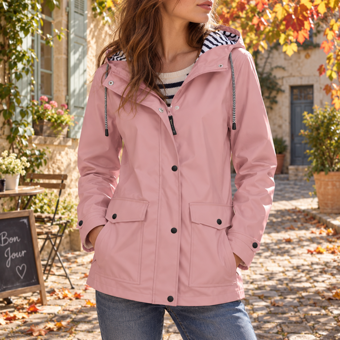 Veste rose à capuche avec cordons contrastés, portée ouverte sur un pull rayé