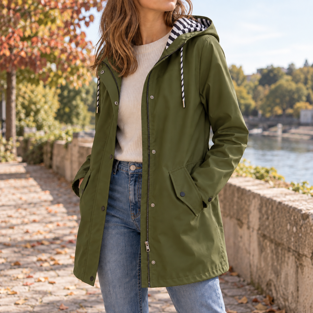 Veste vert armée ouverte sur un pull clair, fermeture zippée et patte à boutons-pression