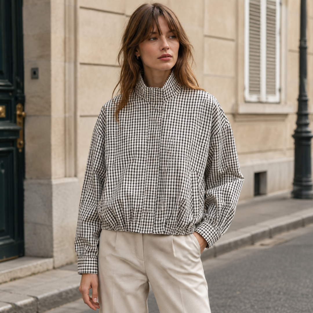 Veste bomber femme à carreaux noir et blanc, col montant relevé, portée en rue