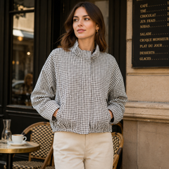 Bomber court à carreaux noir et blanc avec mains glissées dans les poches latérales