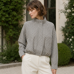 Veste courte à carreaux noir et blanc, épaules tombantes et manches amples, jardin
