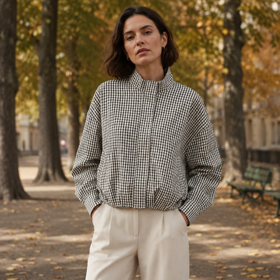 Bomber femme à carreaux noir et blanc dans une allée d'automne, coupe oversize