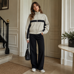 Veste bomber beige de face, main dans la poche et base élastiquée qui blouse