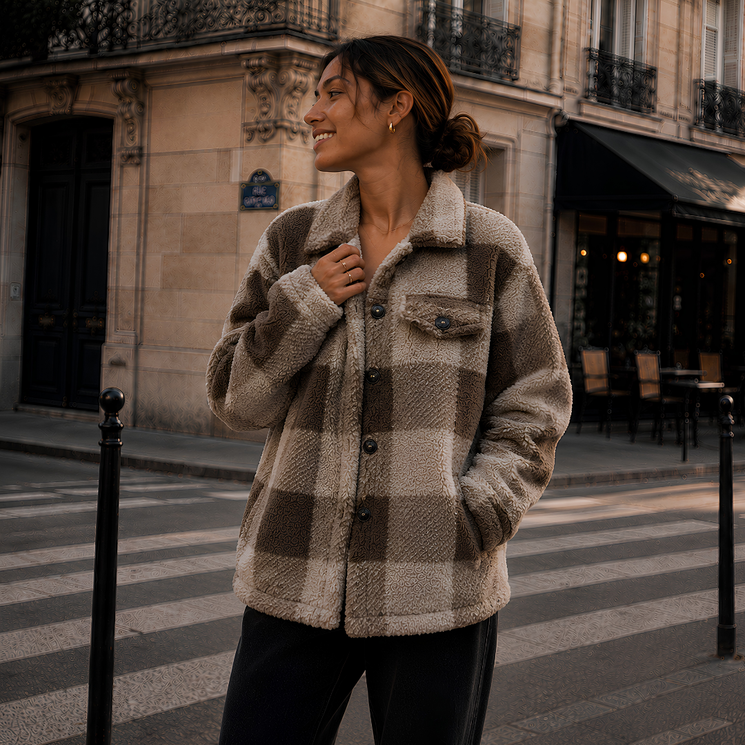 Veste femme à carreaux camel et beige avec poche poitrine et boutons foncés