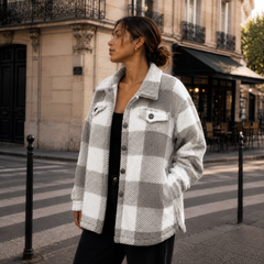 Veste femme à carreaux gris clair et blanc, col chemise et boutons foncés