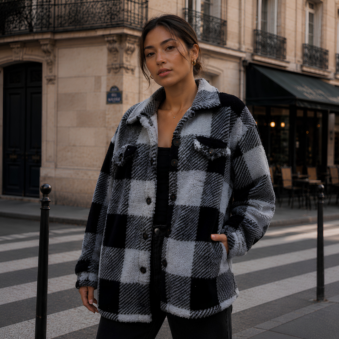 Veste à carreaux gris et noir portée ouverte, poches poitrine à rabat boutonné