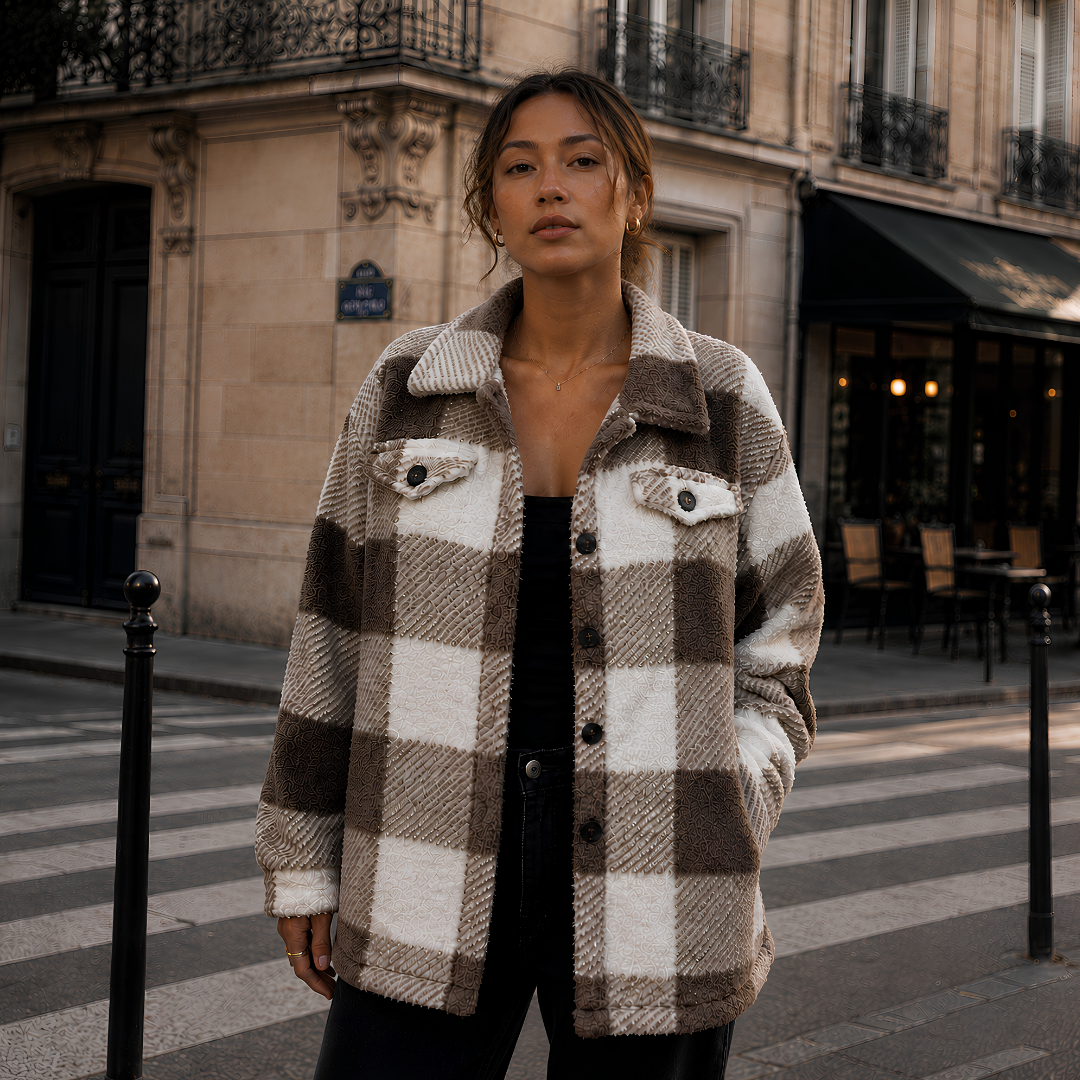 Veste femme à carreaux kaki et blanc portée ouverte, col chemise et poches poitrine