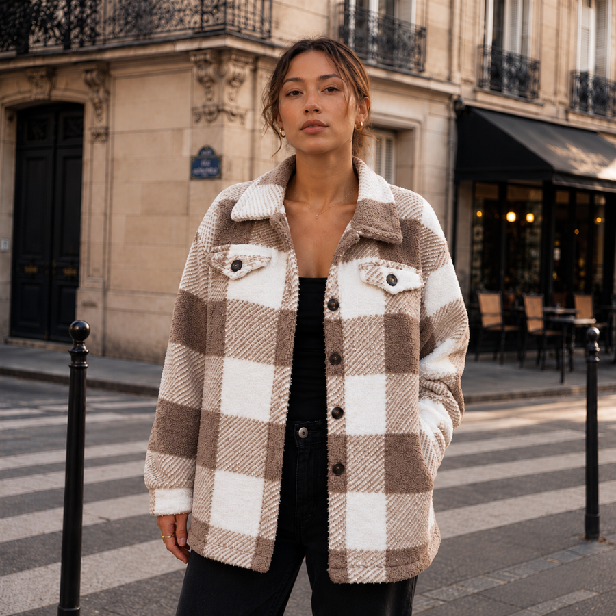 Veste femme à carreaux kaki et blanc portée boutonnée, col chemise et poches poitrine