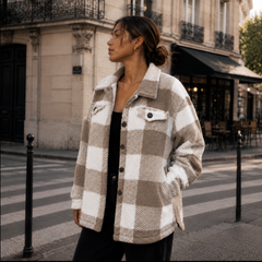 Veste à carreaux kaki et blanc vue de profil, poches poitrine à rabat boutonné