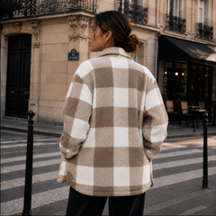 Veste femme à carreaux kaki et blanc vue de dos, coupe ample et manches longues