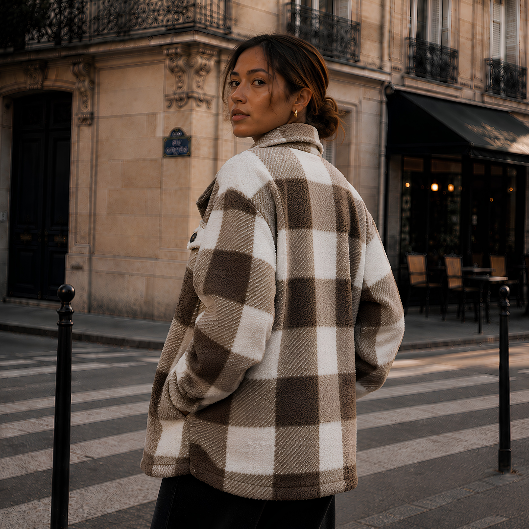 Veste à carreaux kaki vue de dos en biais, manches longues et coupe ample