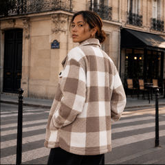 Veste à carreaux kaki et blanc de trois quarts dos, épaules tombantes oversize