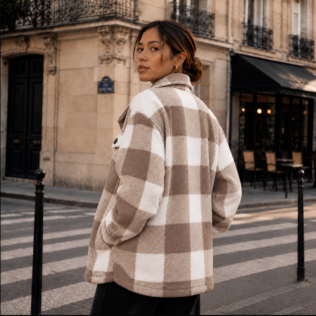 Veste à carreaux kaki et blanc de trois quarts dos, épaules tombantes oversize