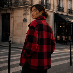 Veste femme à carreaux rouge et noir vue de dos, col chemise relevé