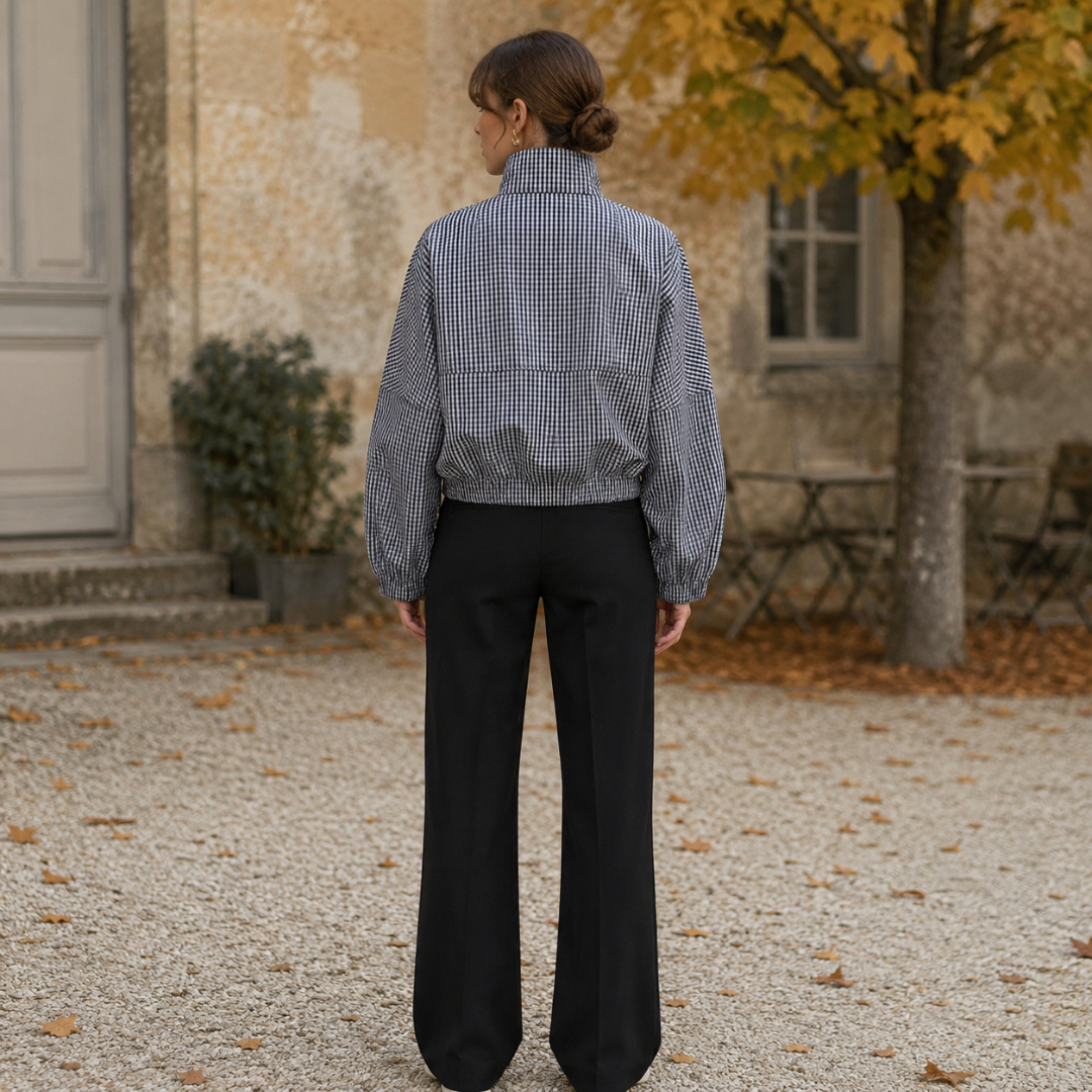 Dos de la veste courte grise à carreaux avec col montant relevé