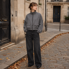 Veste grise à carreaux zippée portée avec un pantalon large noir en ville