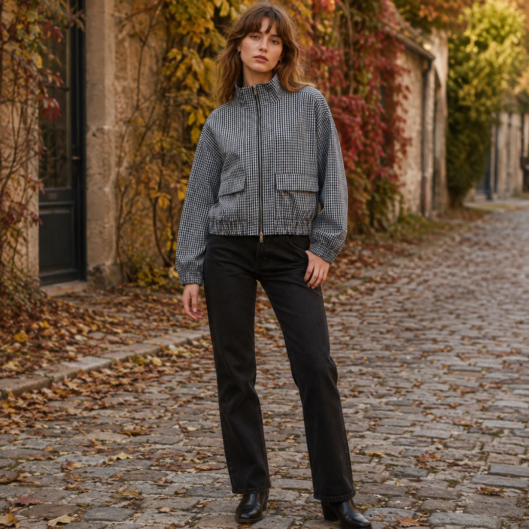 Veste courte grise à carreaux, col montant et poignets élastiqués, décor automnal