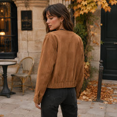 Dos de la veste femme marron, couture centrale et taille resserrée, décor parisien