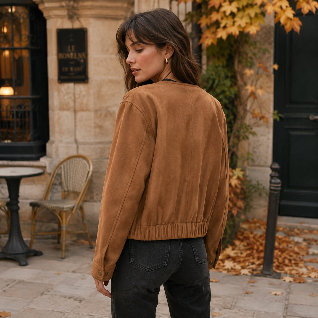Dos de la veste femme marron, couture centrale et taille resserrée, décor parisien