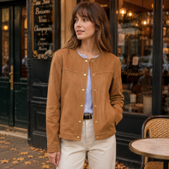 Veste femme marron col rond portée avec pantalon crème devant un café parisien