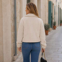 Dos de la veste courte beige avec surface texturée à motif torsadé