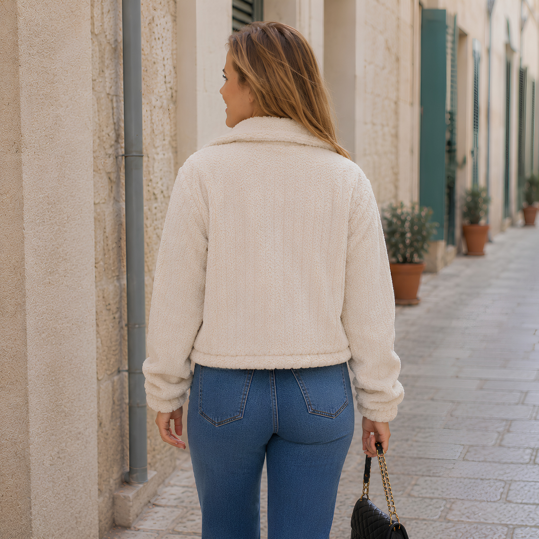 Dos de la veste courte beige avec surface texturée à motif torsadé