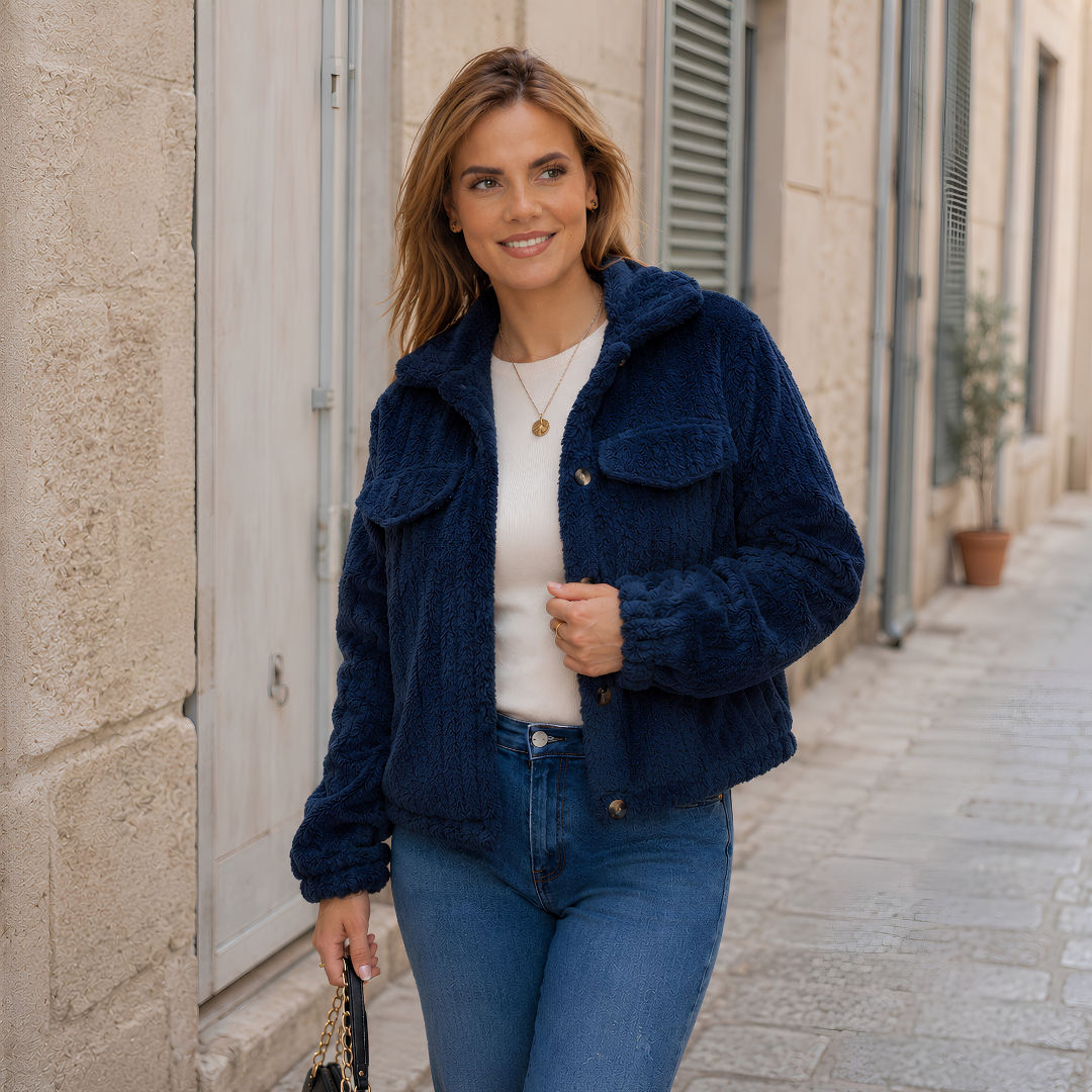 Veste courte bleu marine texturée, col large et deux poches à rabat