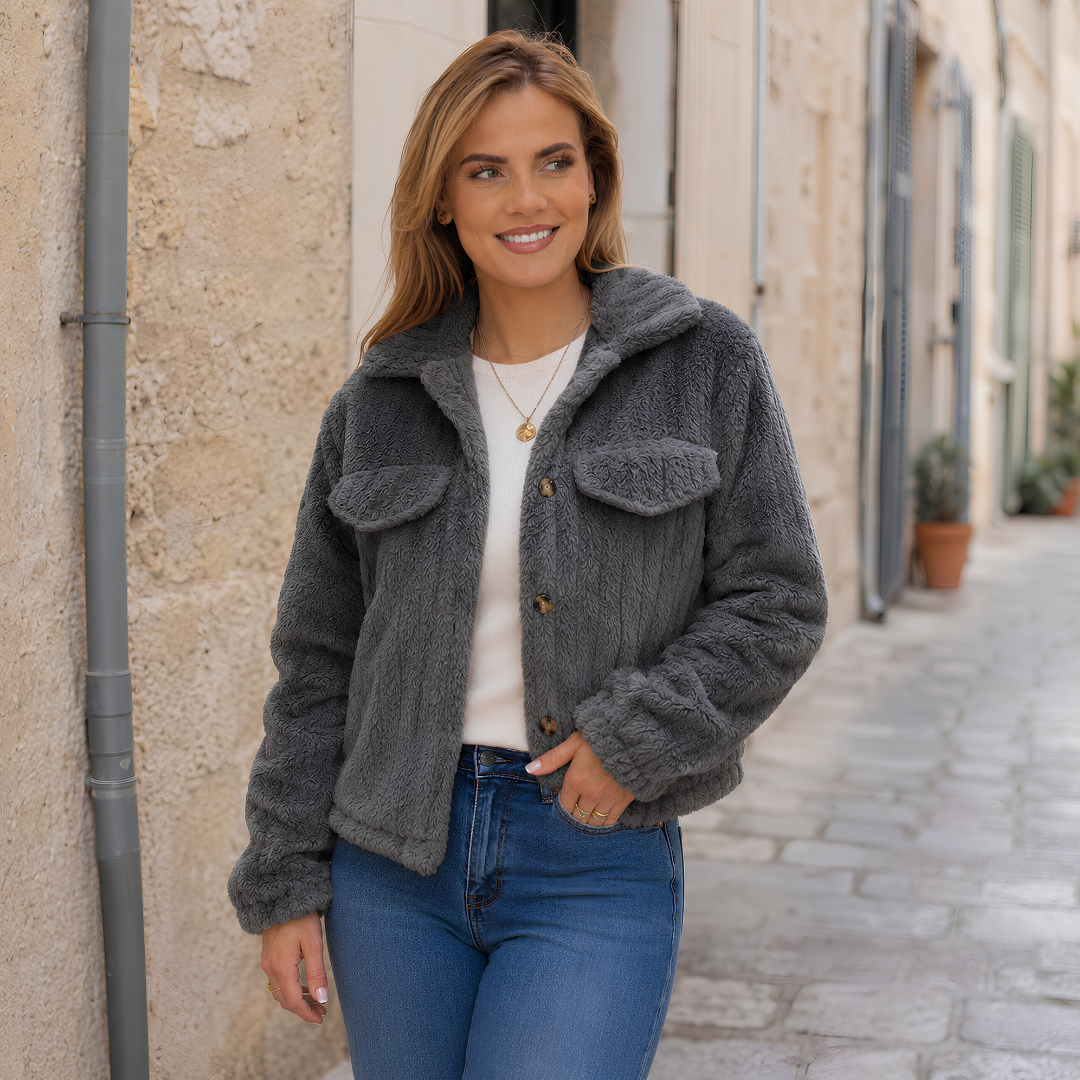Veste courte gris foncé texturée avec col large et boutonnage devant