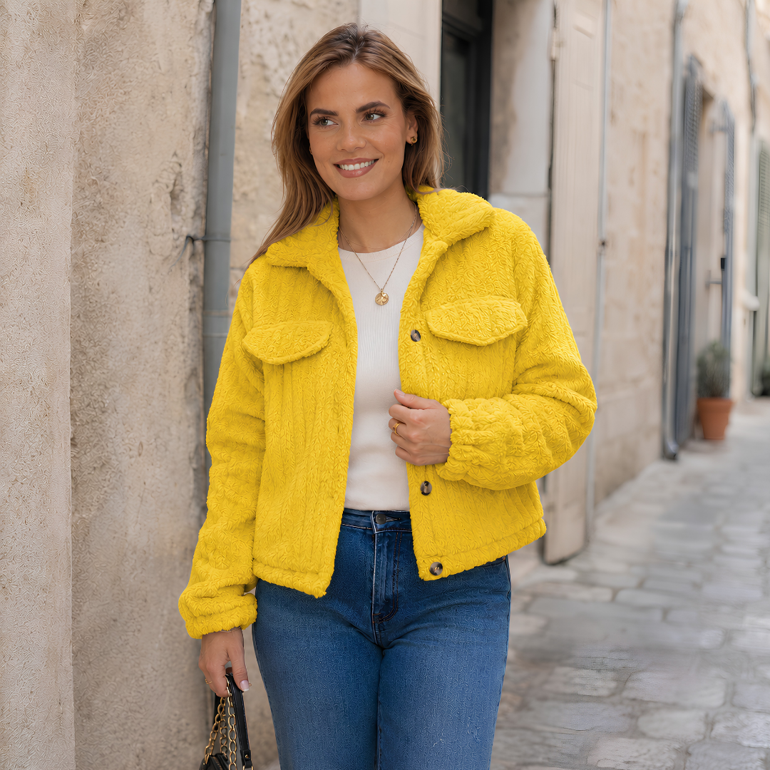 Veste courte jaune à col rabattu, boutons ronds et poches à rabat