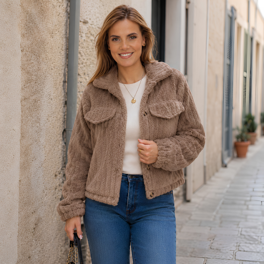 Veste courte marron à poches poitrine à rabat et boutons ronds