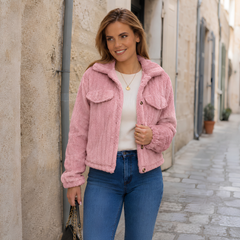 Veste courte rose à motif torsadé, col large et manches longues