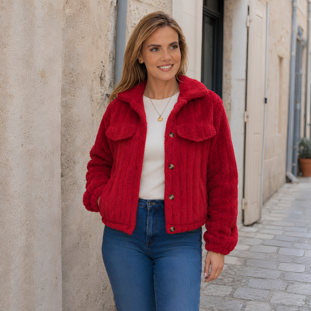 Veste courte rouge à boutons ronds, col rabattu et surface texturée