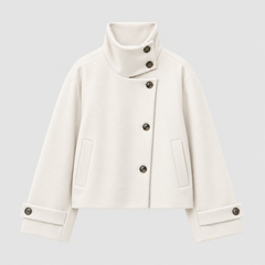 Veste femme courte blanche, col montant et boutonnage asymétrique, poches passepoilées, vue de face