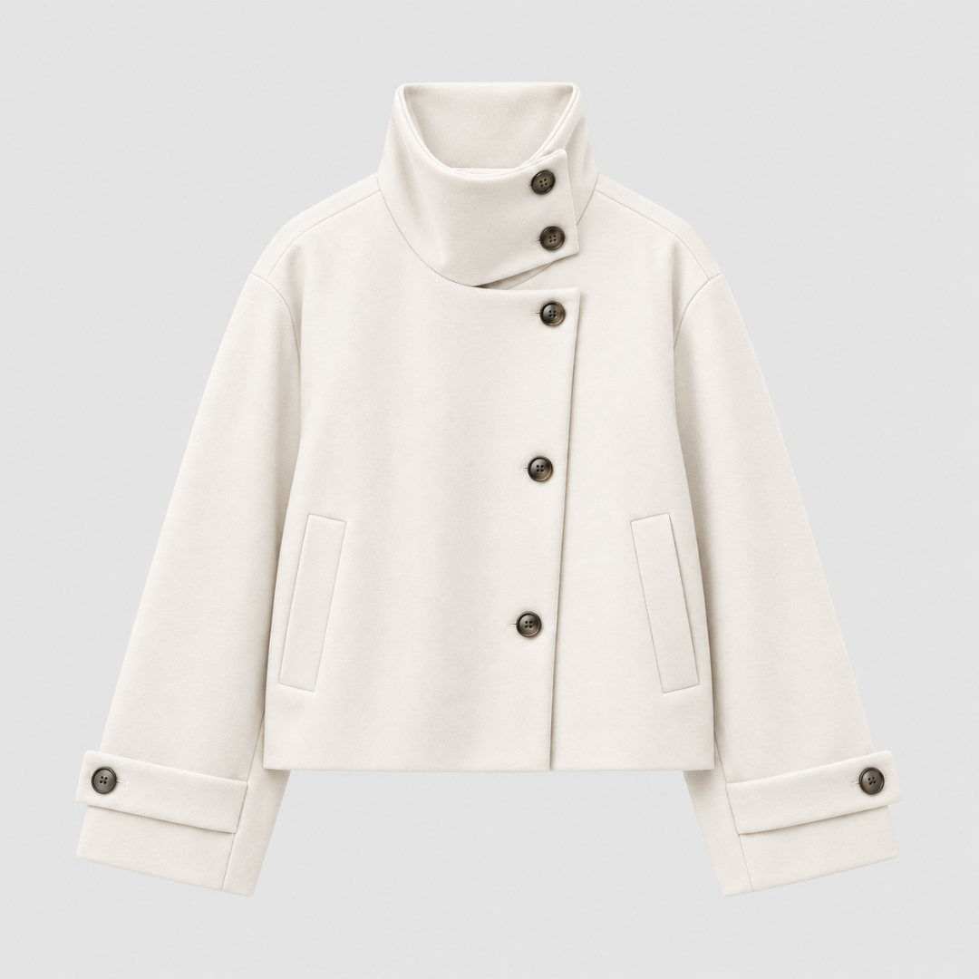 Veste femme courte blanche, col montant et boutonnage asymétrique, poches passepoilées, vue de face