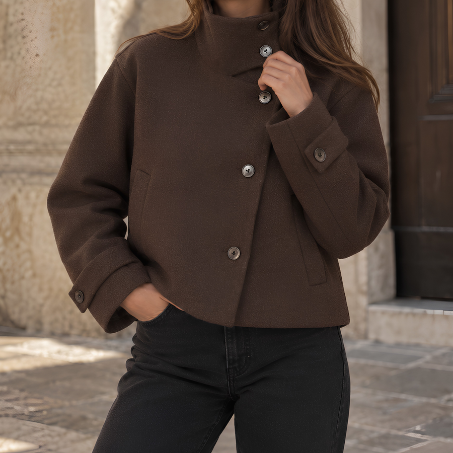 Veste femme courte chocolat de face, cinq boutons décentrés et poches plaquées discrètes
