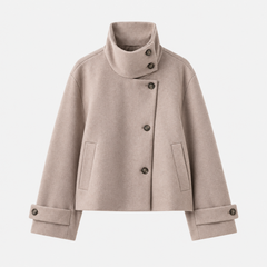 Veste femme courte kaki clair, col haut boutonné et poches passepoilées, vue de face
