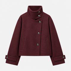 Veste femme courte marron foncé, col montant et boutonnage asymétrique, vue de face