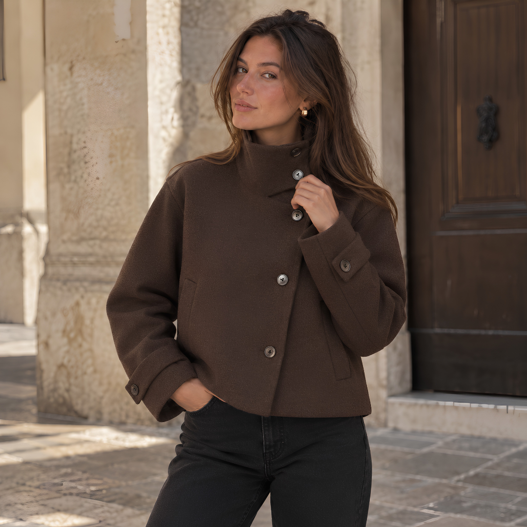 Veste femme marron foncé de face avec boutonnage asymétrique et poches passepoilées