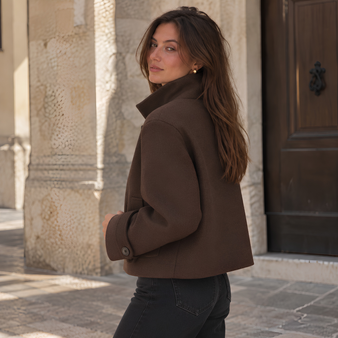 Veste courte marron foncé de profil, col relevé et poignet à patte boutonnée