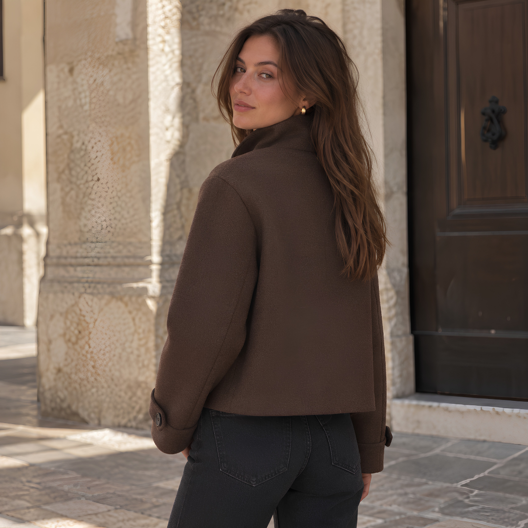 Dos de la veste femme marron foncé, ligne courte et épaules descendues