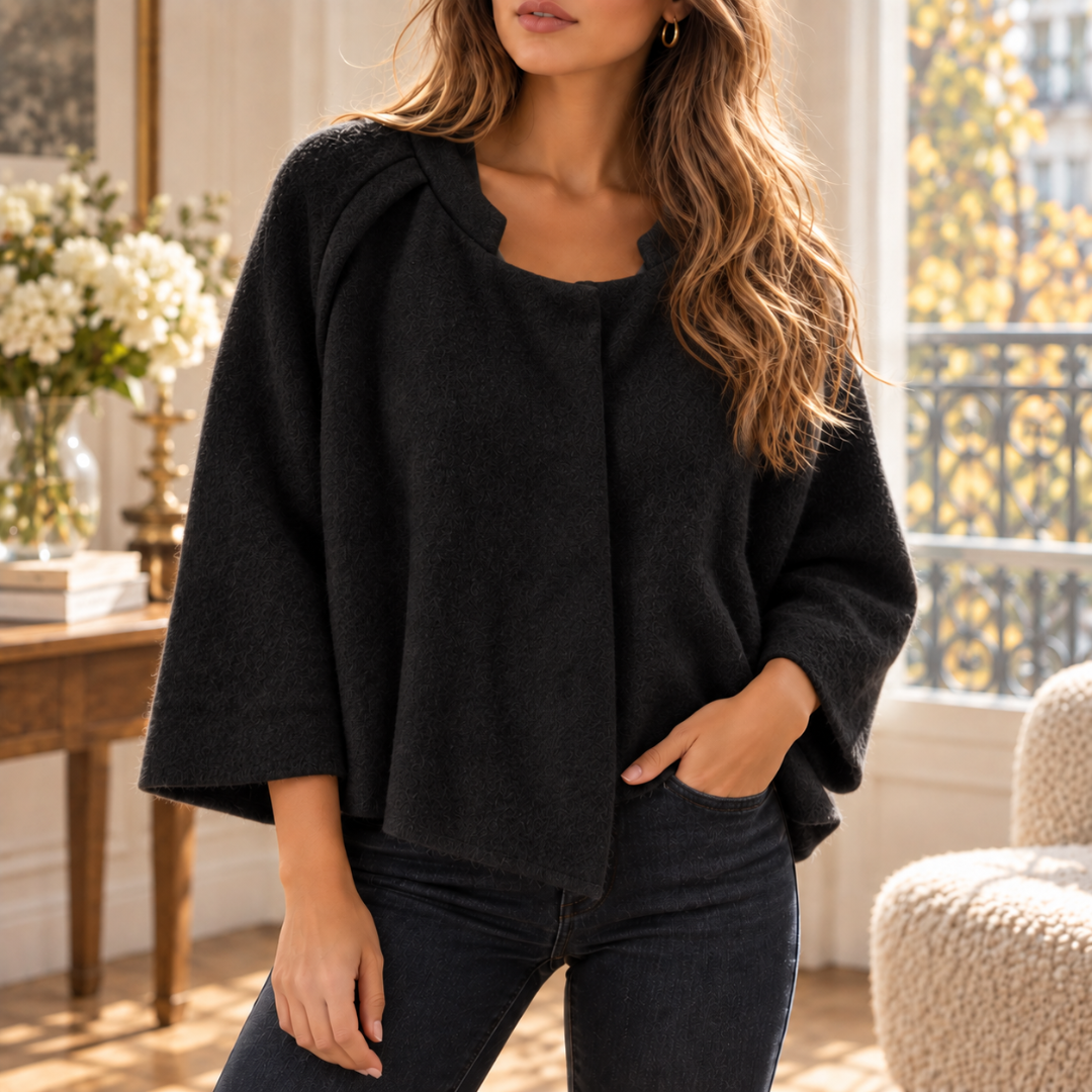 Veste femme courte noire portée sur jean sombre, silhouette ample et fluide